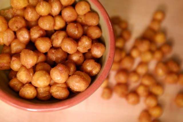 Conscious Cleanse | Roasted Curry Chickpeas | www.consciouscleanse.com | #easysnack #chickpeas #cleansefriendly